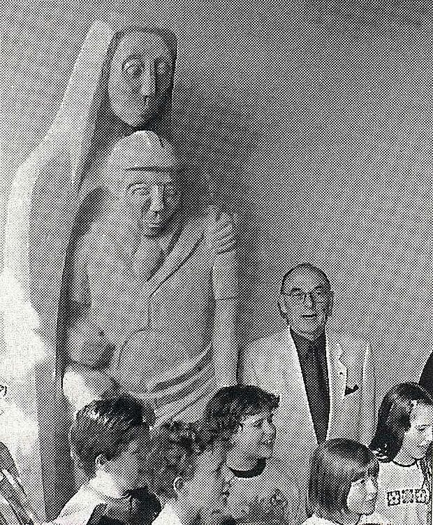 Steinfigur der heiligen Barbara mit verschiedenen Personen