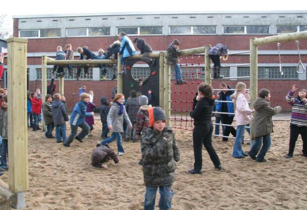 Spielende Kinder auf einem Klettergerüst